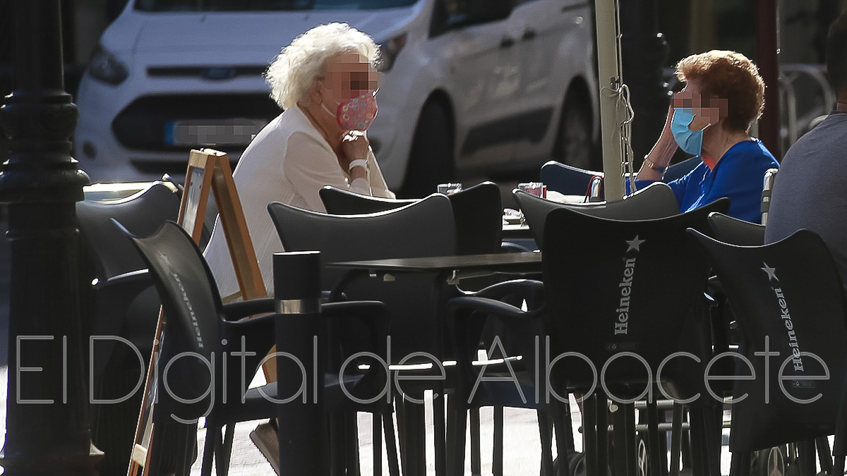 Dos vecinas de Albacete en la terraza de un bar