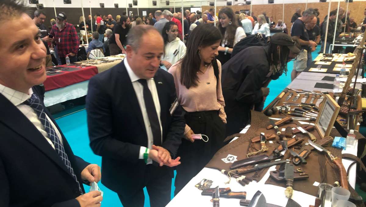 Gran acogida en ‘Coutellia’ en Thiers de la presentación del ‘III Encuentro Mundial de Capitales de Cuchillería’, que se celebrará en Albacete 