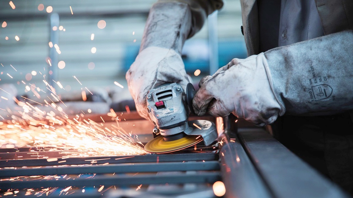 Un trabajador realiza sus labores profesionales