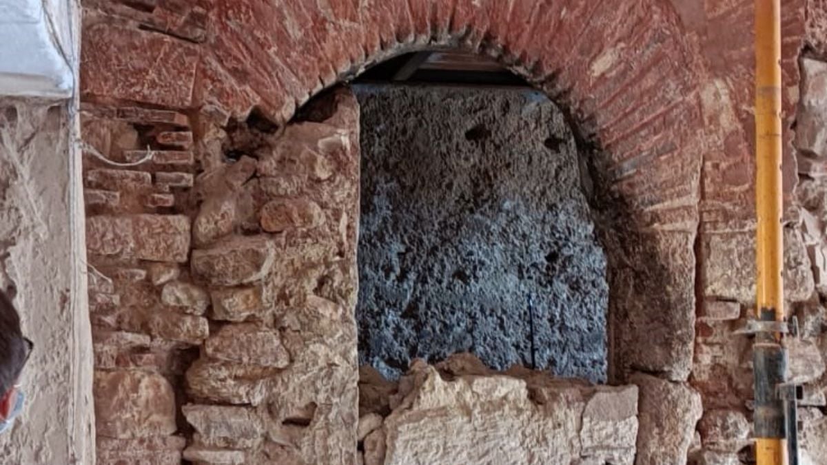 Las excavaciones arqueológicas en el castillo de Isso dejan al descubierto la puerta monumental de entrada a la fotaleza