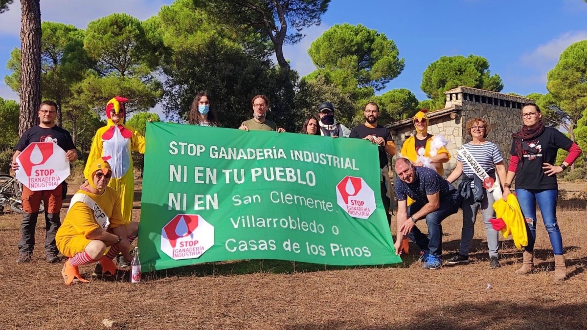 Manifestación contra la instalación de una macrogranja de gallinas