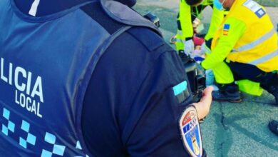 Policías de Albacete y sanitarios atienden a una persona - Foto de archivo