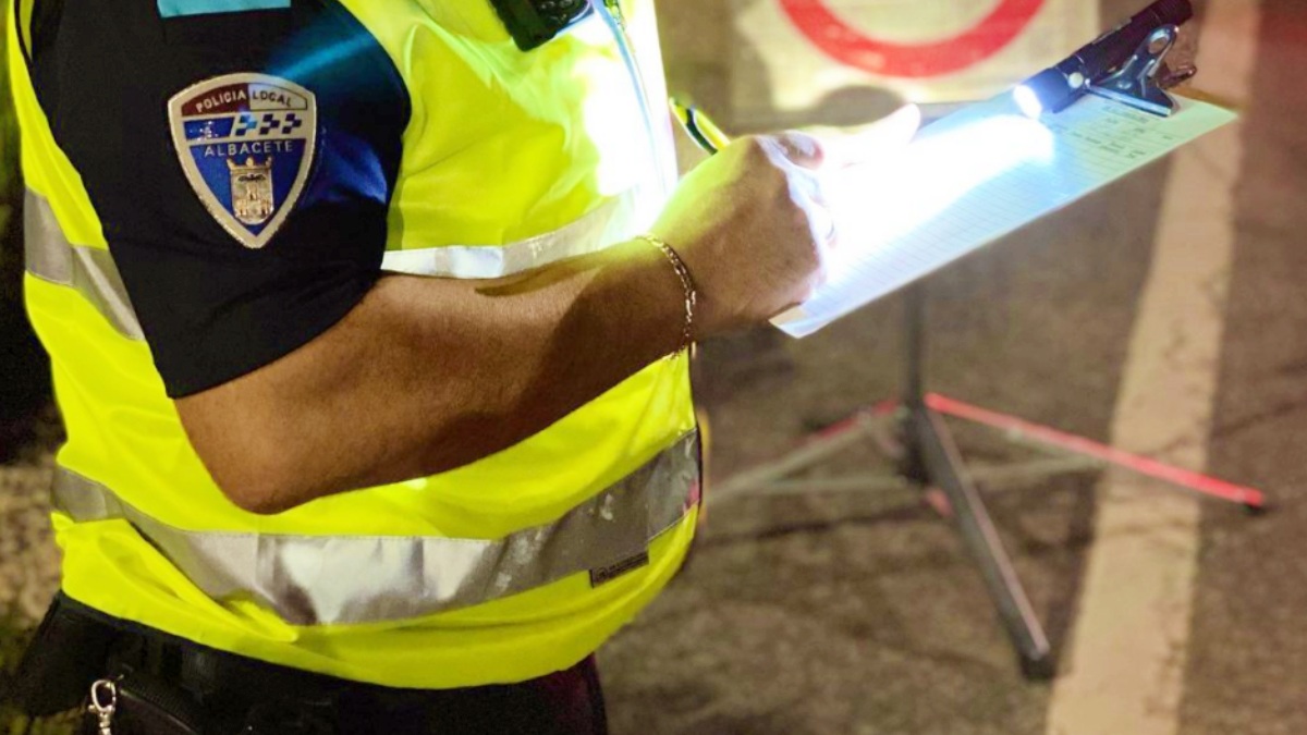 Multada una mujer que circulaba con una persona subida al capó de su coche en Albacete