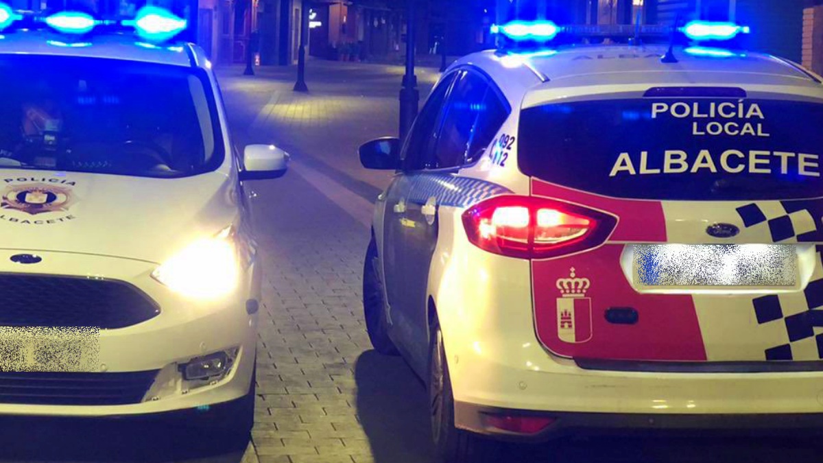 Dos coches de la Policía Local de Albacete en una foto de archivo