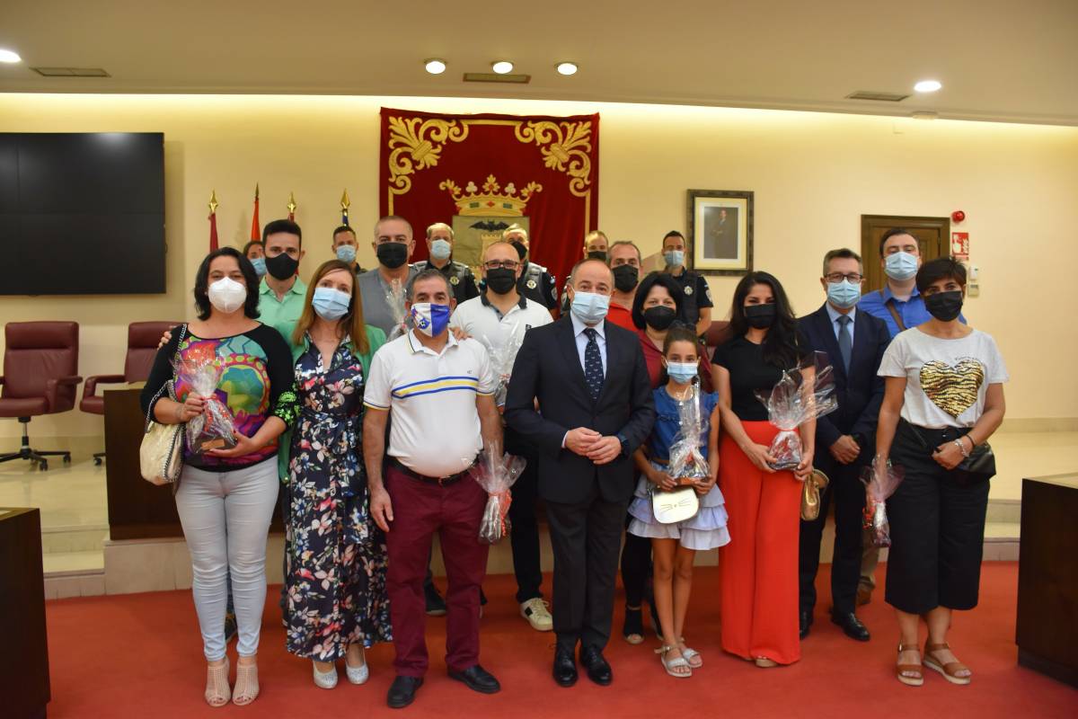 El alcalde mostró su “agradecimiento profundo” a las 12 personas reconocidas por la Policía Local por sus intervenciones de auxilio o de cooperación policial