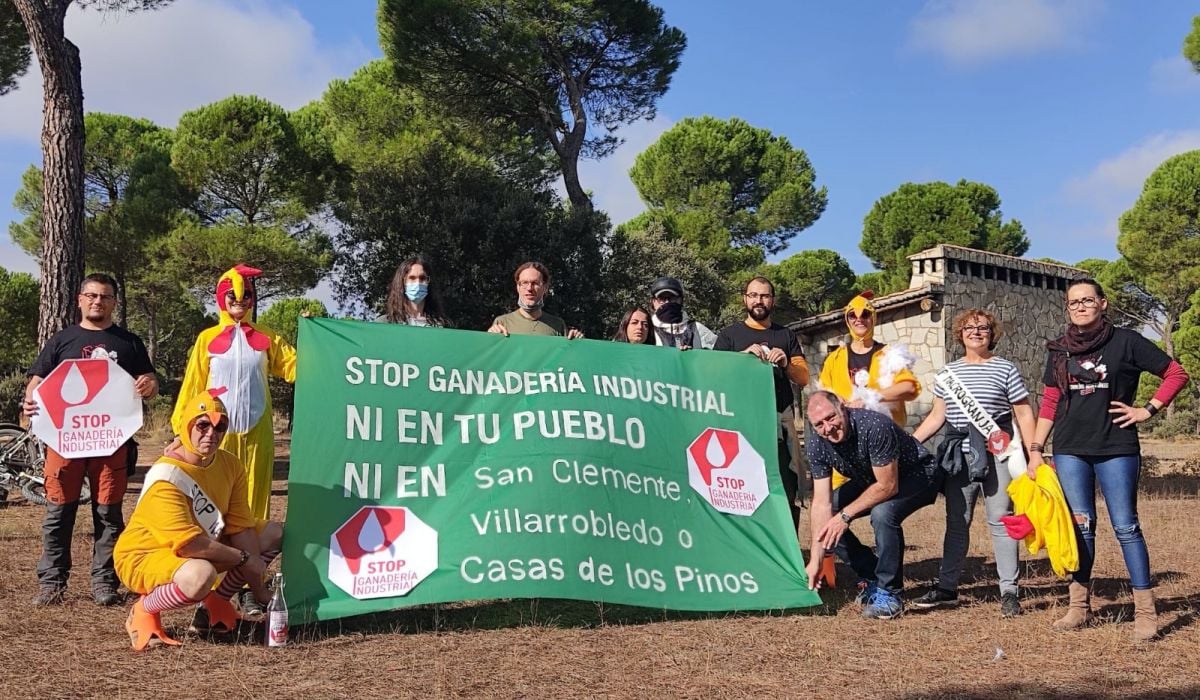 Protesta contra la instalación de una macrogranja de gallinas entre los municipios de San Clemente, Villarrobledo y Casas de los Pinos
