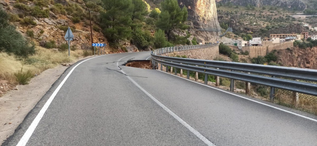 Socavón en la carretera que une Ayna y Elche de la Sierra