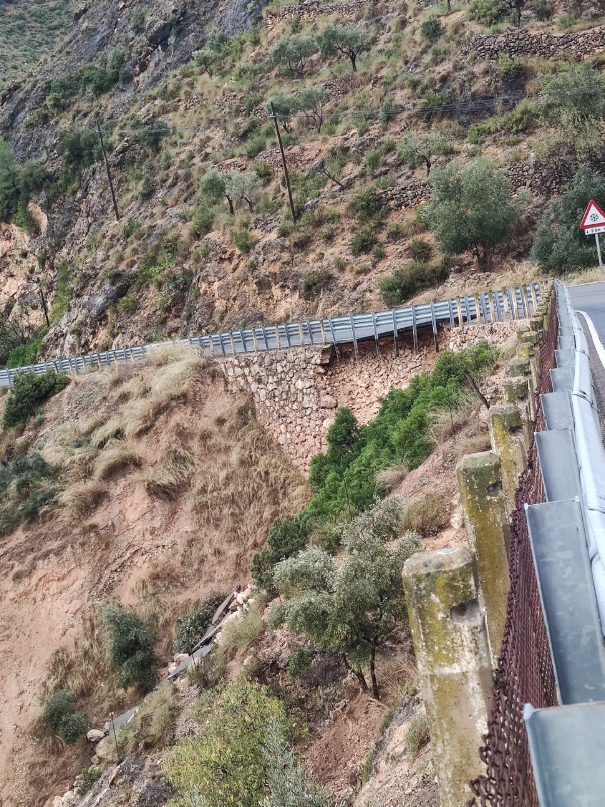 Socavón en la carretera que une Ayna y Elche de la Sierra