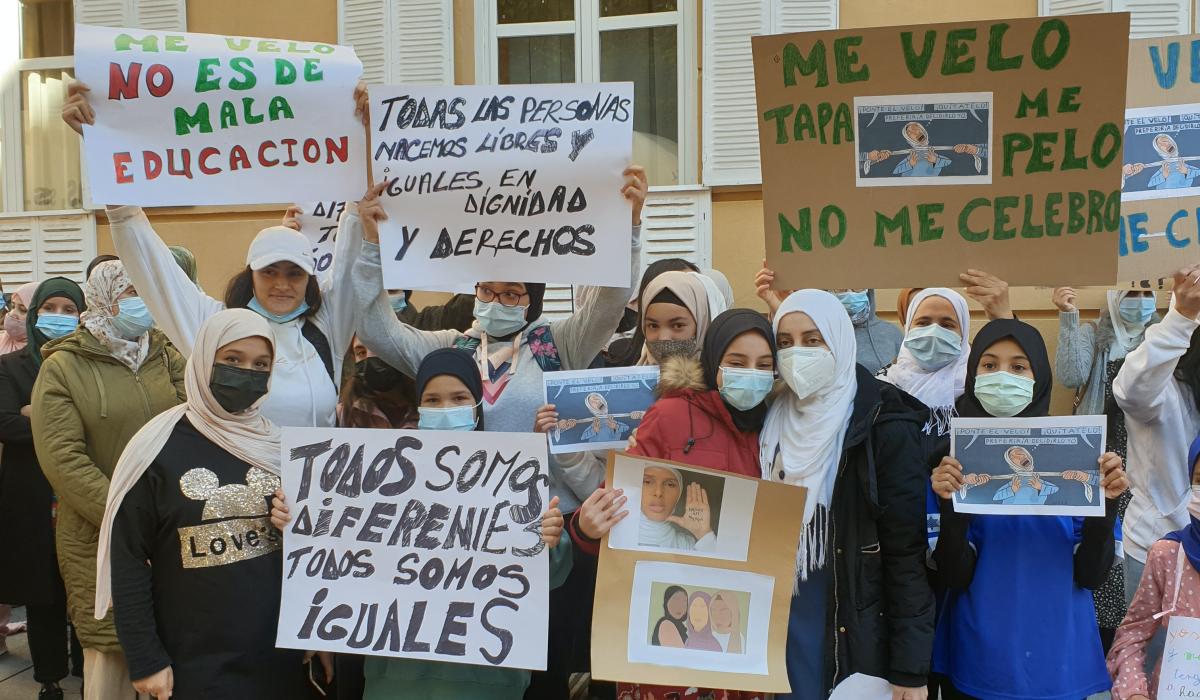 protestan a la puerta de Liceo Caracense de Guadalajara tras negar el uso del velo a una alumna