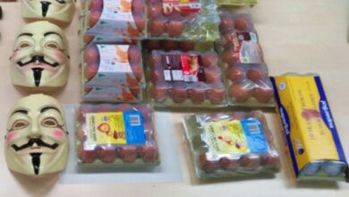 Lanzamiento de huevos por Halloween