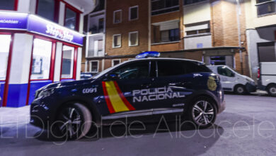 Policía Nacional en las inmediaciones del piso donde se ha encontrado el cadáver