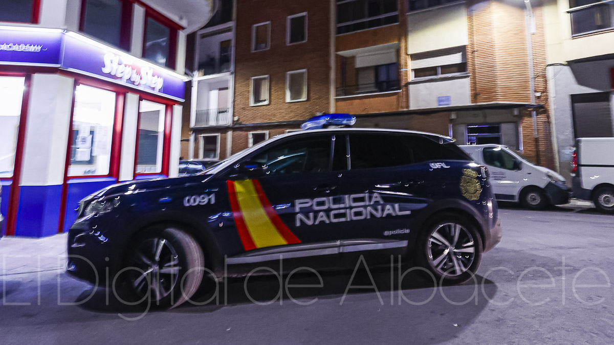 Policía Nacional en las inmediaciones del piso donde se ha encontrado el cadáver