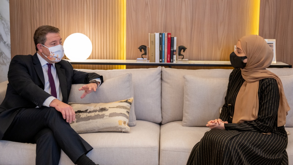 Reunión entre Ohoud Al Roumi y García-Page