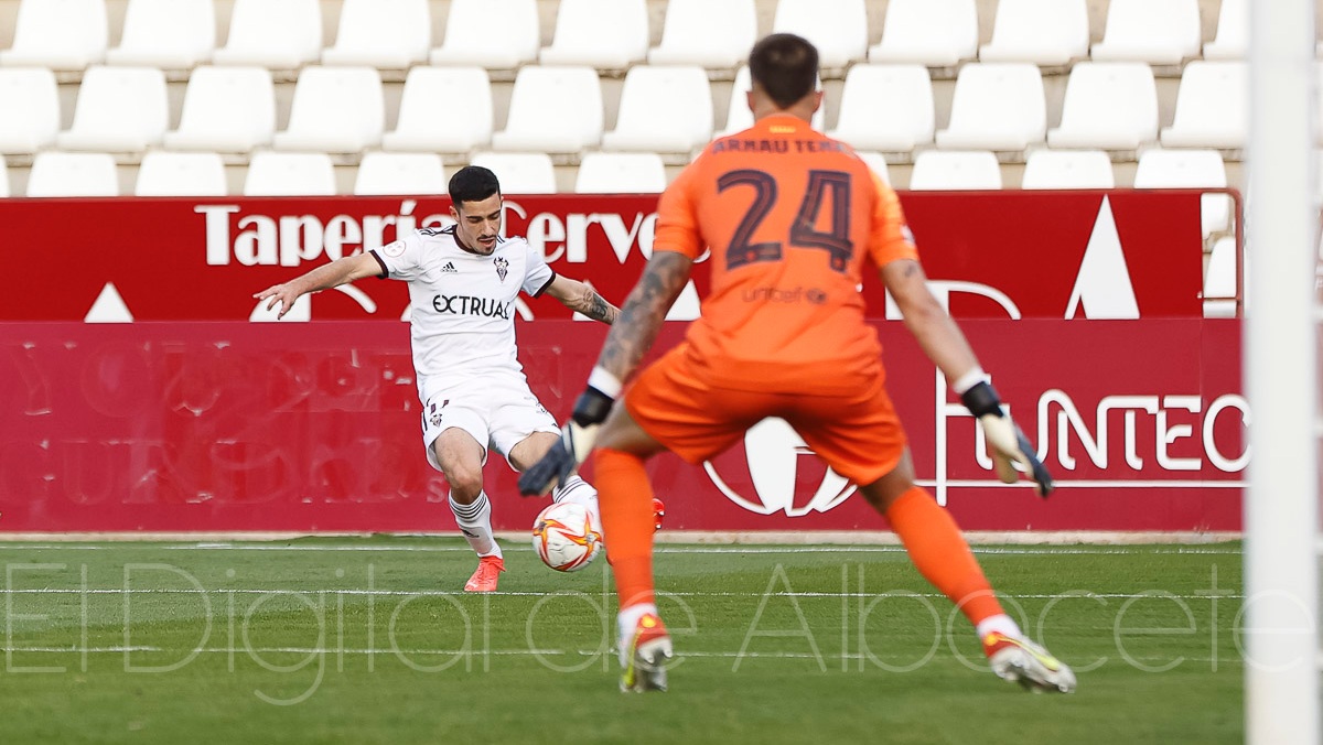 Julio Alonso asiste a Manu Fuster en el 1-0