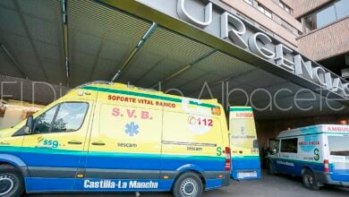 Una ambulancia en la puerta de Urgencias del Hospital de Albacete