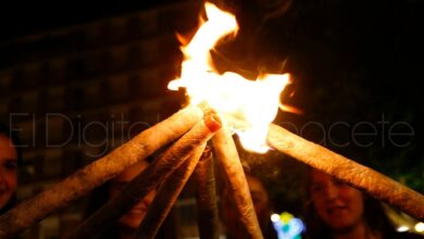 Las antorchas iluminan las calles de Albacete en la noche de San Juan/ Imagen de archivo