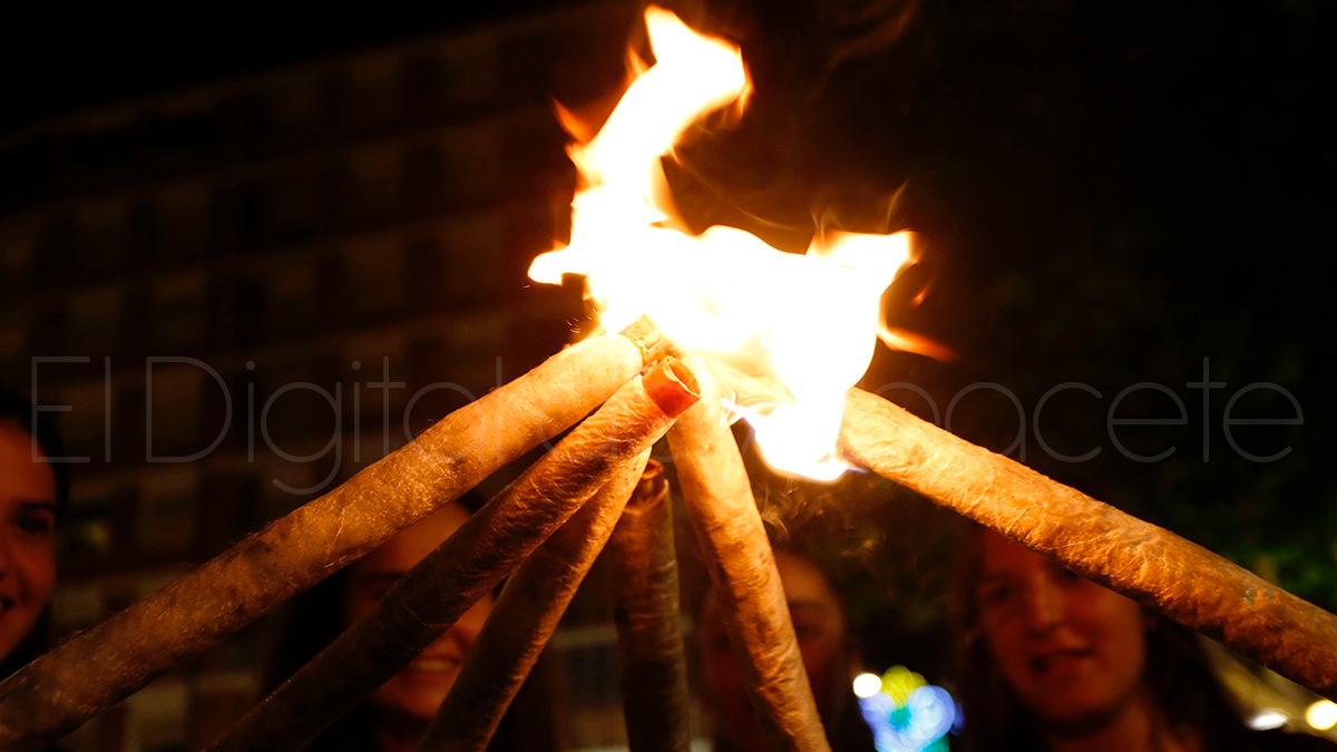 Las antorchas iluminan las calles de Albacete en la noche de San Juan/ Imagen de archivo