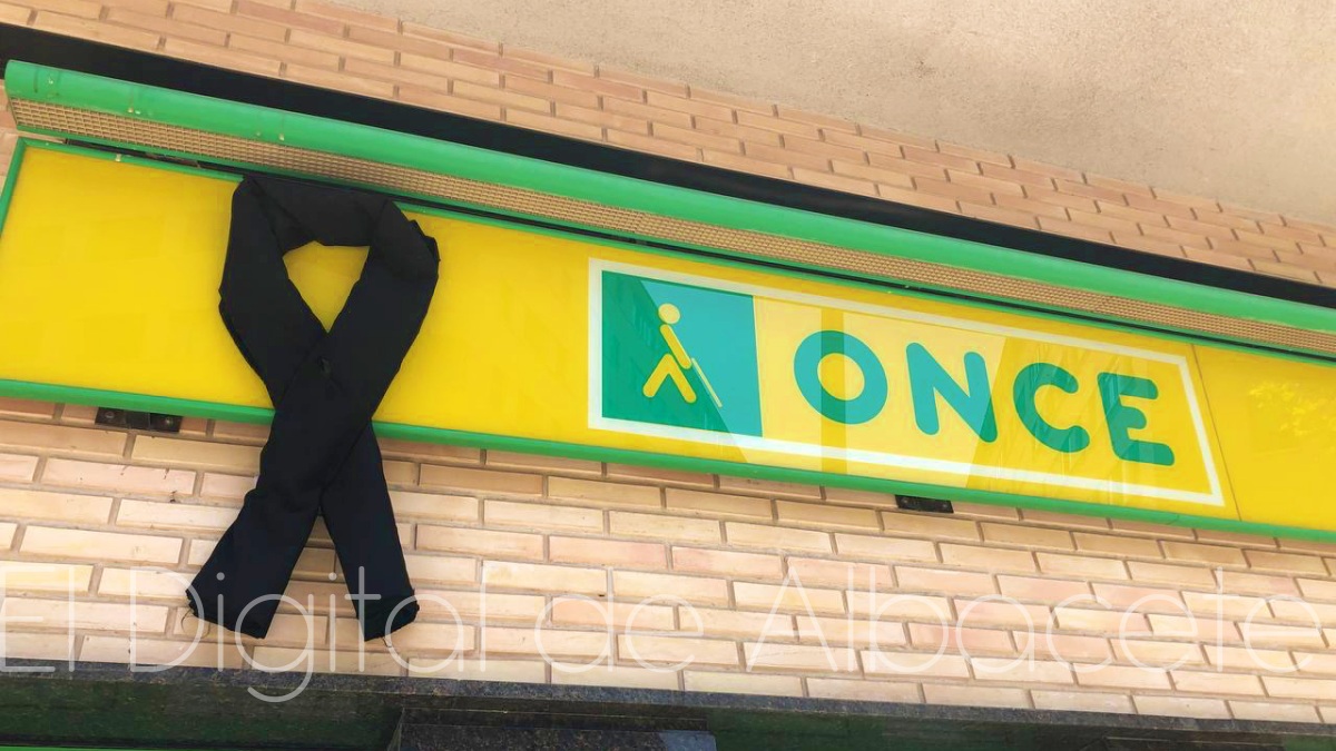 La ONCE instaló un crespón negro en su sede en Albacete como muestra de luto