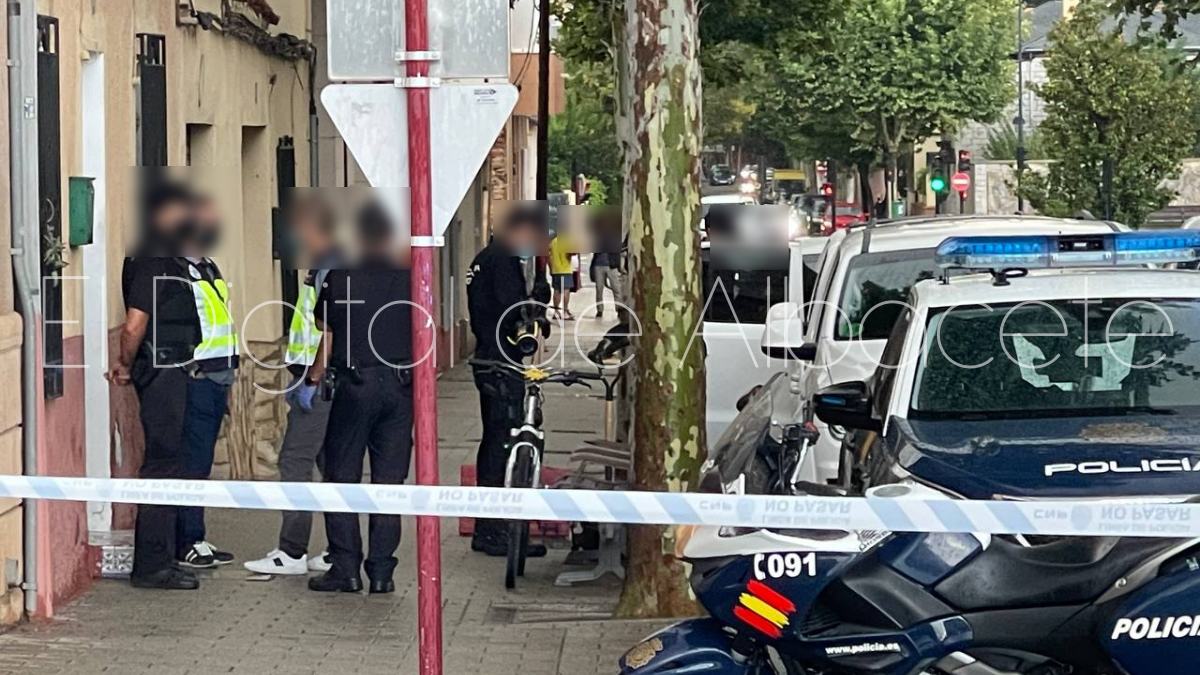 La Policía Nacional durante el registro de la vivienda en el que fue hallado el cuerpo sin vida de María Isabel / Imagen de archivo