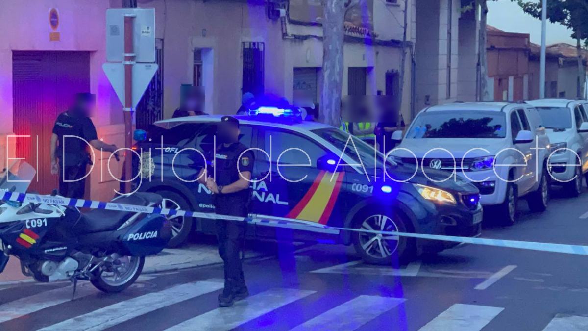 La Policía Nacional durante el registro de la vivienda en el que fue hallado el cuerpo sin vida de María Isabel
