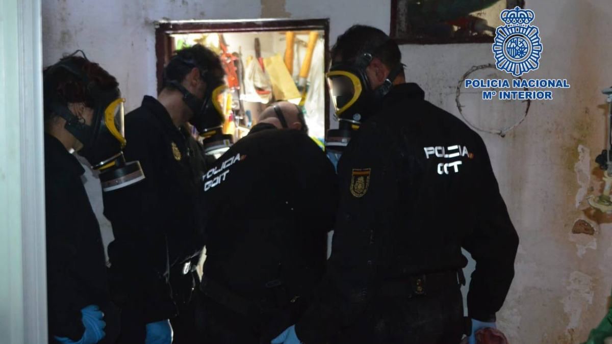 Foto Policía Nacional. Momentos del registro de la vivienda