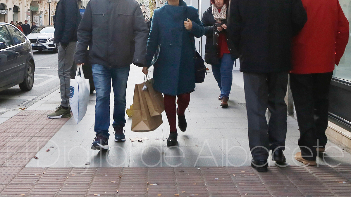 Gente por las calles de Albacete