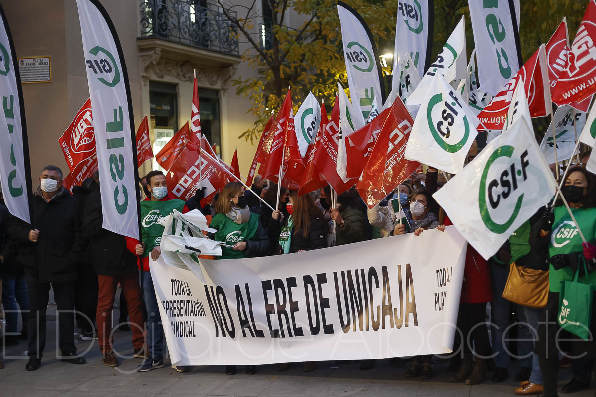 Concentración en Albacete ante el ERE planteado por Unicaja-Liberbank