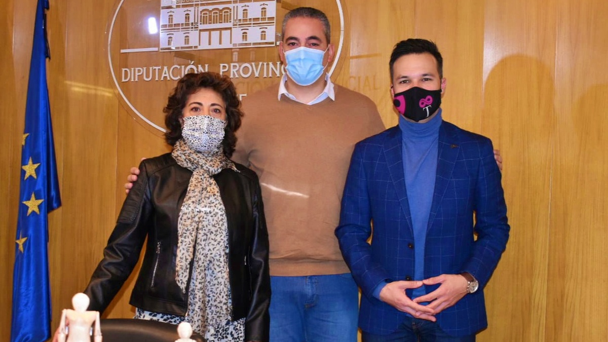 El diputado de Cultura, Miguel Zamora; el alcalde de Ontur, Jesus Lopez, y la presidenta de la Asoc. de Muñecas Romanas de Ontur, Ana Maria Martinez