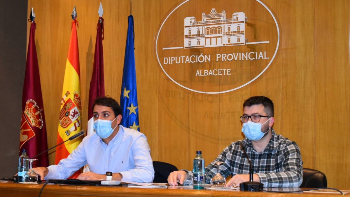 El diputado de deportes, Dani Sancha, junto al secretario de la Federación de Ajedrez de CLM, Bio Lara, presentando la Copa Diputacion