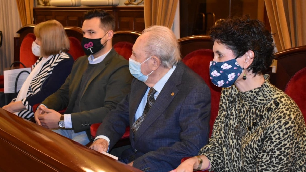 El diputado provincial de Cultura, Miguel Zamora, junto a los miembros de la Asociación de Amigos de la Ópera