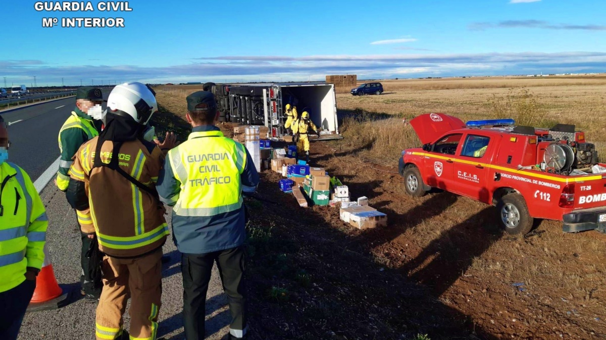 Volcó un camión cargado de mercancías peligrosas e iba drogado