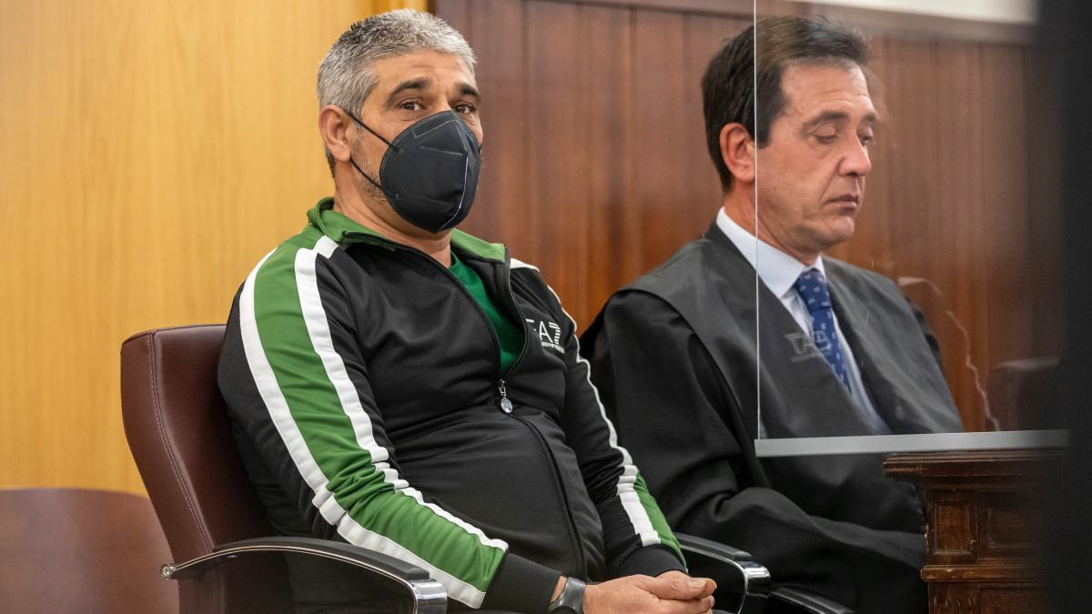 Bernardo Montoya, acusado de la agresión sexual y asesinato de Laura Luelmo, en la sala de la Audiencia de Huelva