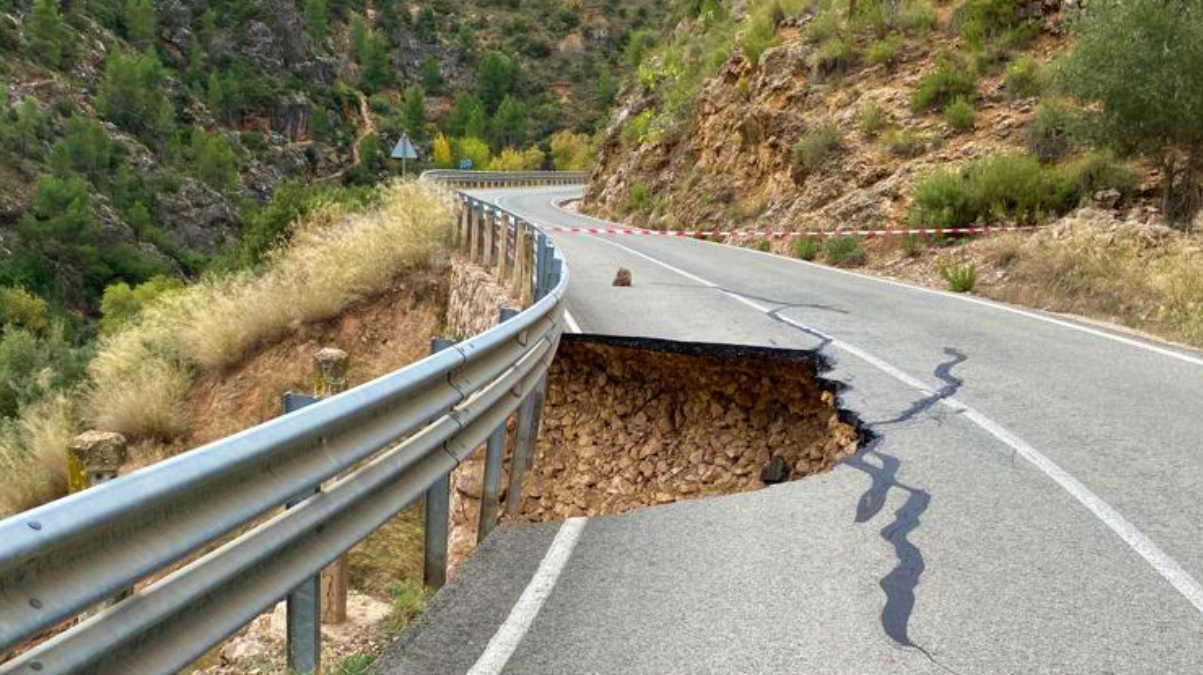 Socavón en la CM 3203 en Ayna