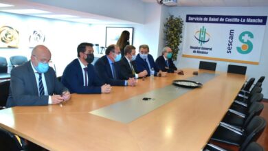 Foto de familia de la visita al Hospital de Almansa