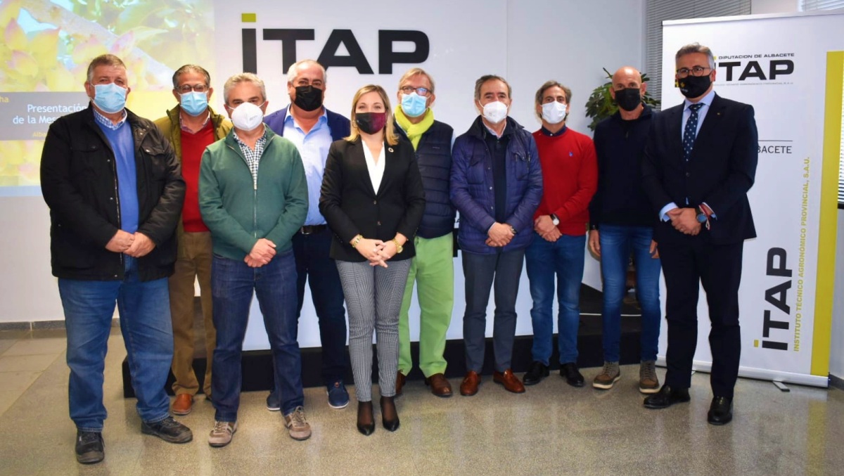 Foto de familia de los integrantes de la Mesa del Pistacho