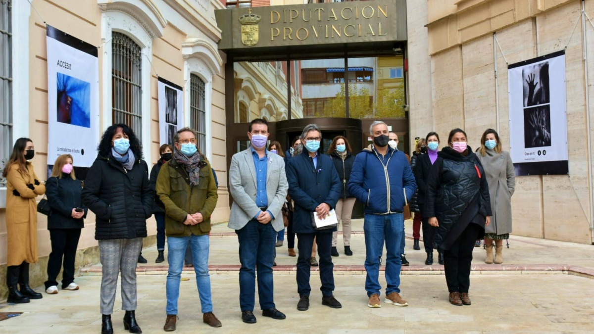 Foto de familia del minuto de silencio a las puertas de la Diputación Provincial de Albacete