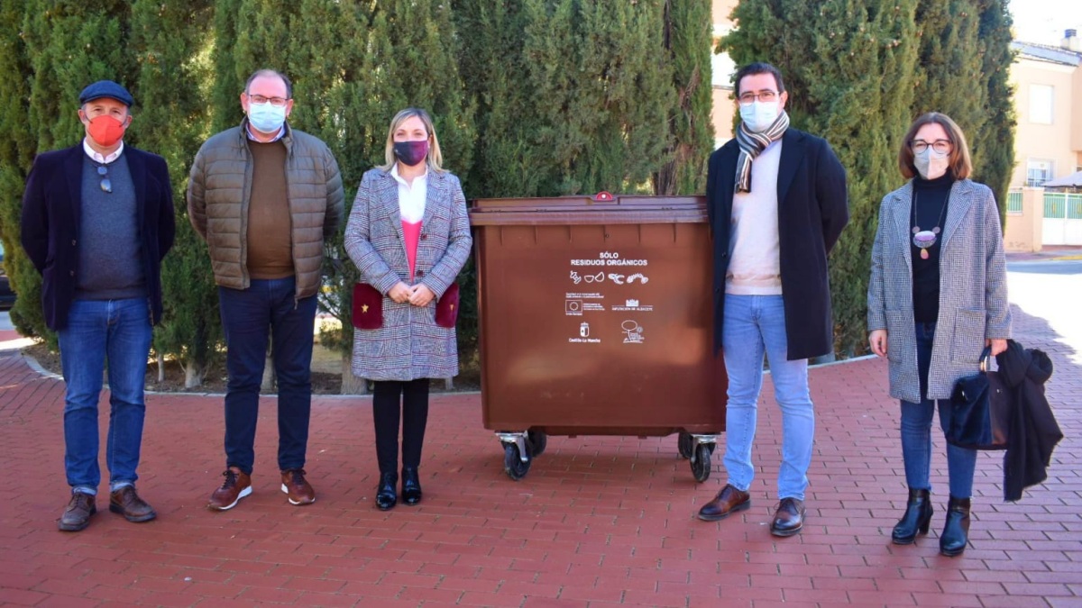 Foto de familia junto al contenedor marrón