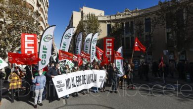 Los trabajadores de Unicaja-Liberbank cortan al tráfico una céntrica calle de Albacete