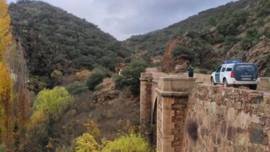 La Guardia Civil ha auxiliado a una mujer, de 56 años de edad, que se había resbalado y caído por una zona escarpada en una ruta senderista en la reserva de la Garganta de Las Lanchas, de la pedanía de Las Hunfrías, en la provincia de Toledo.