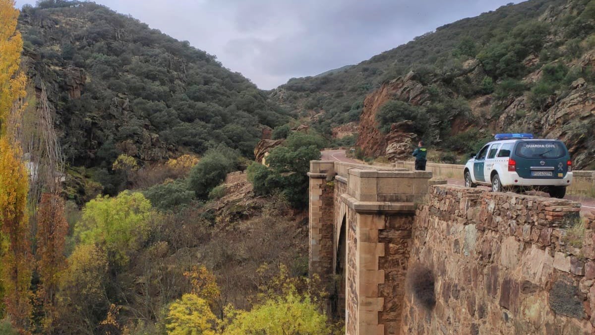 La Guardia Civil ha auxiliado a una mujer, de 56 años de edad, que se había resbalado y caído por una zona escarpada en una ruta senderista en la reserva de la Garganta de Las Lanchas, de la pedanía de Las Hunfrías, en la provincia de Toledo.