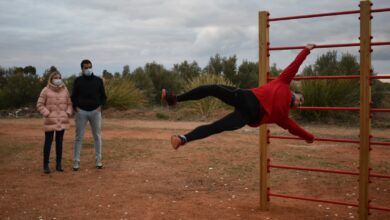 La vicepresidenta provincial, Amparo Torres, y el alcalde de San Pedro, Dani Sancha observan como un joven utiliza el parque de Calistenia