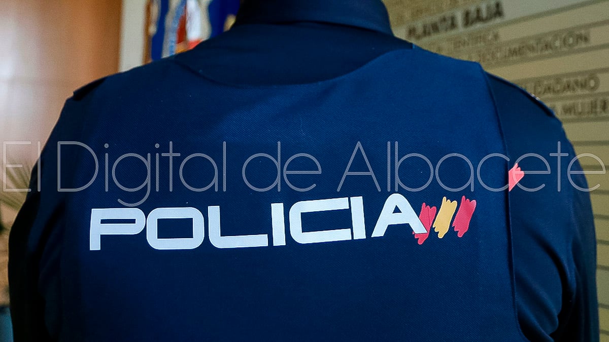 Foto de archivo. Agente de la Policía Nacional en Albacete