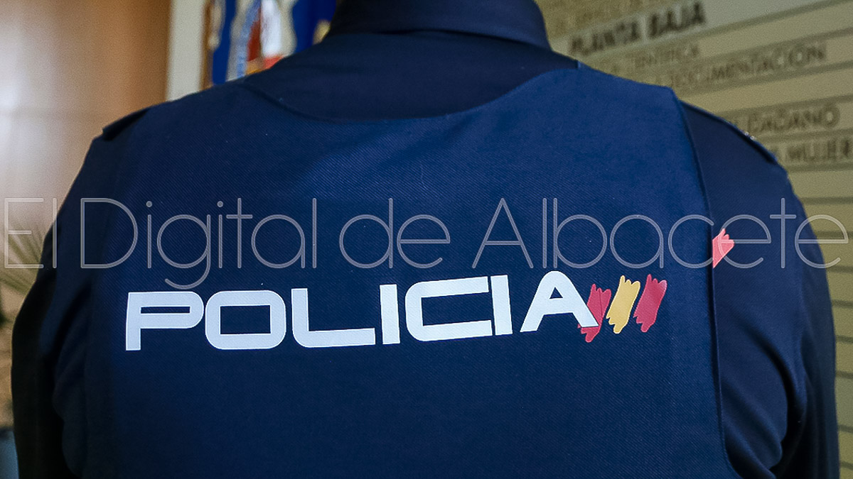 Foto de archivo. Agente de la Policía Nacional en Albacete