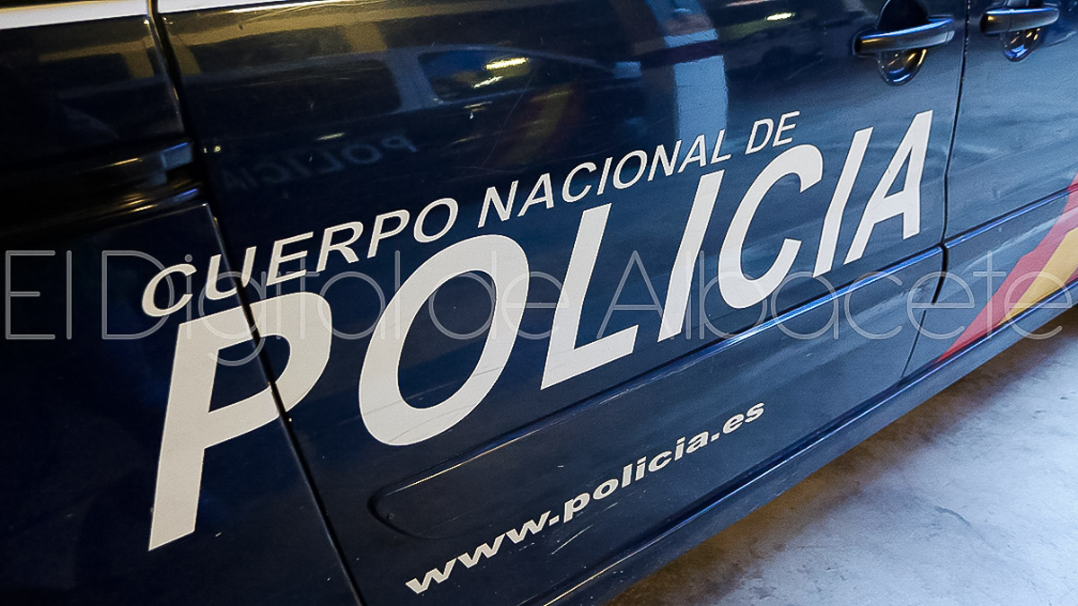 Foto de archivo. Coche de la Policía Nacional en Albacete