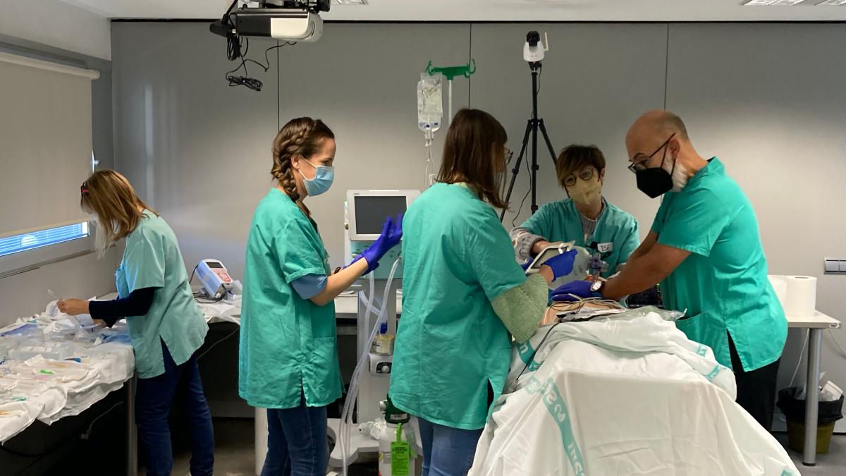 Profesionales de la Gerencia de Atención Integrada de Albacete se forman en el manejo de situaciones críticas