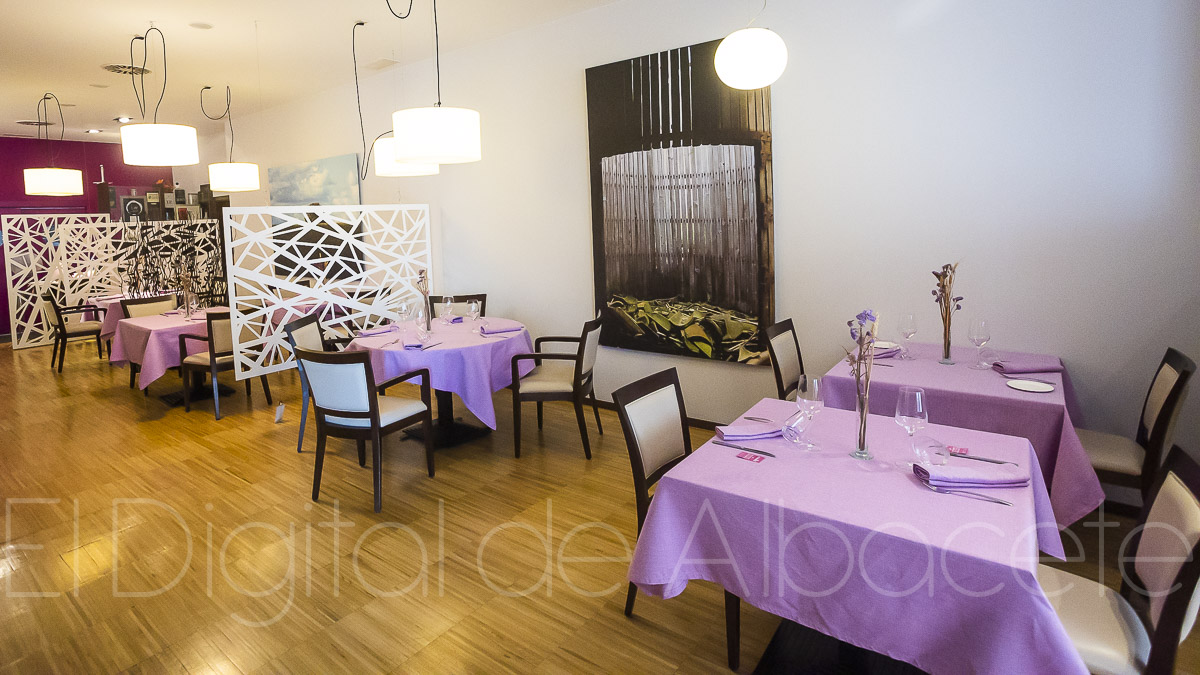 Interior del restaurante 'Azafrán' en Villarrobledo