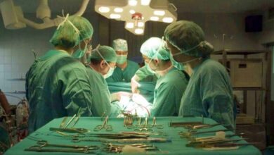 Medicos practicando un aborto
