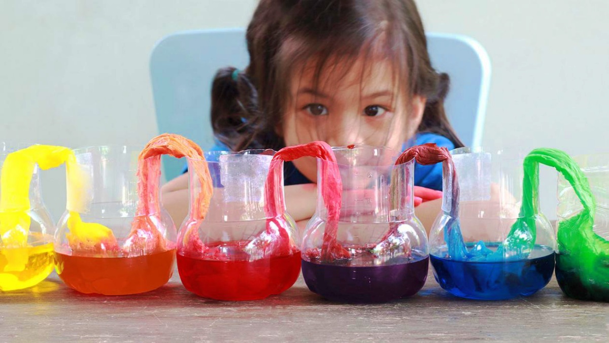 Una niña disfruta la ciencia