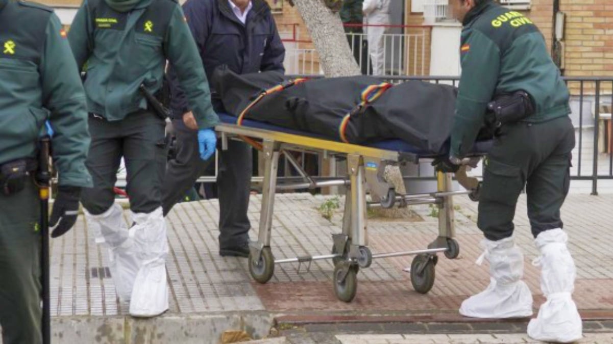 Foto de archivo de la retirada de un cadáver por parte de la Guardia Civil en Albacete