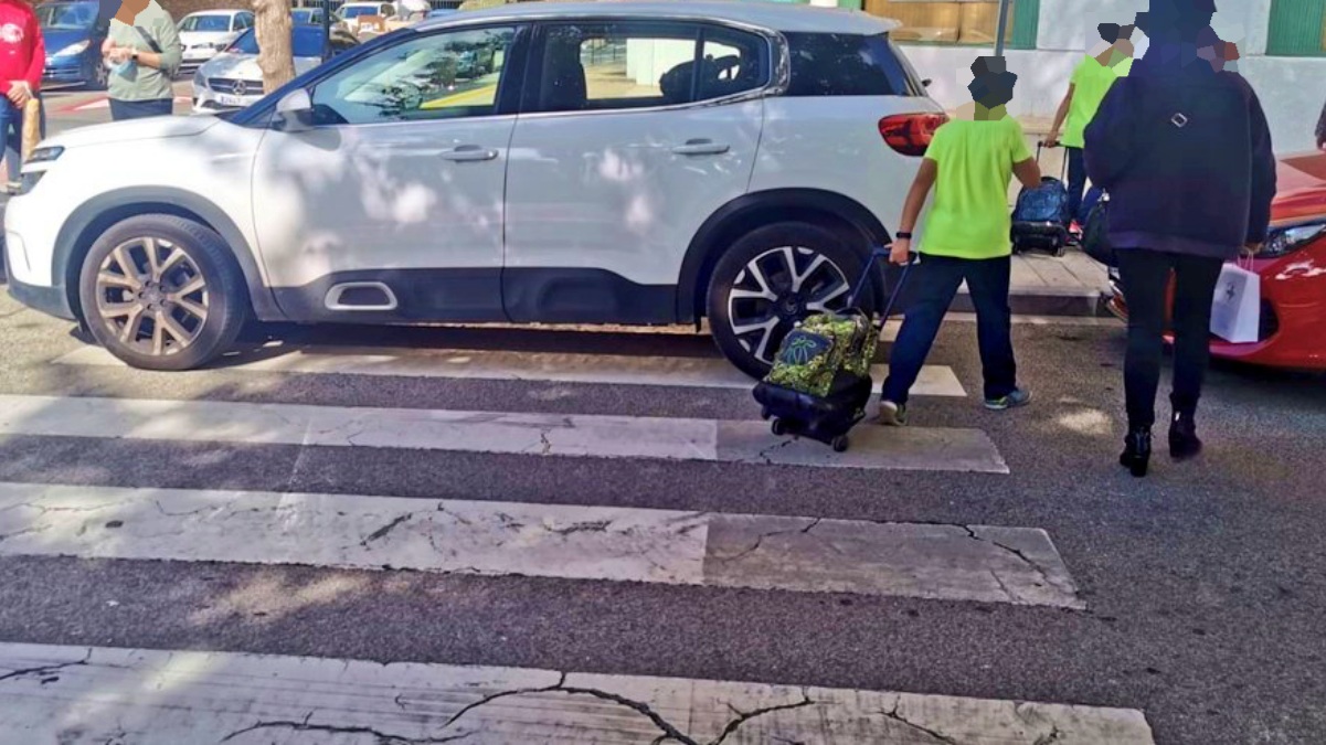 Coche mal estacionado en Albacete